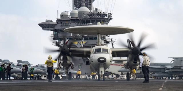 Οταν ένα E-2 Hawkeye είχε πέσει από το κατάστρωμα του USS Dwight D. Eisenhower (βίντεο)